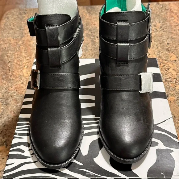 Black Bootie Styled Heel Out Shoes Size 9M - Picture 8 of 13